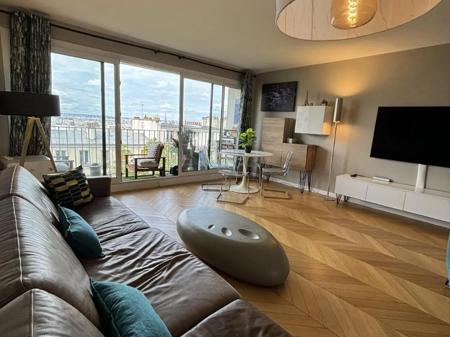 Apt Buttes Chaumont Vue Paris Apartment