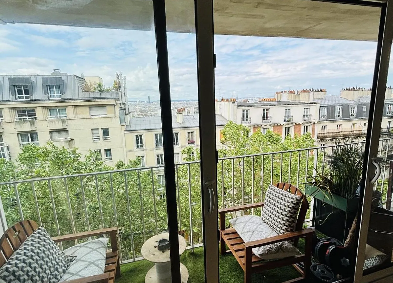 Apt Buttes Chaumont Vue Paris Apartment