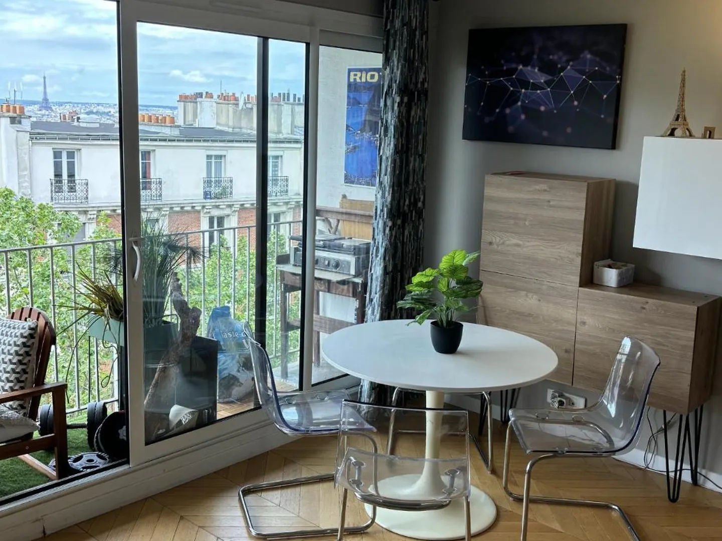 Apt Buttes Chaumont Vue Paris Apartment
